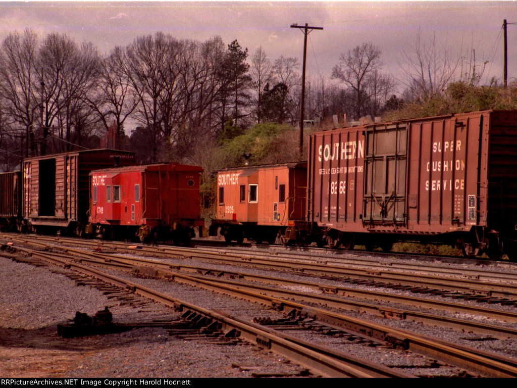 SOU x749 & x505 pass at the south end of Glenwood Yard